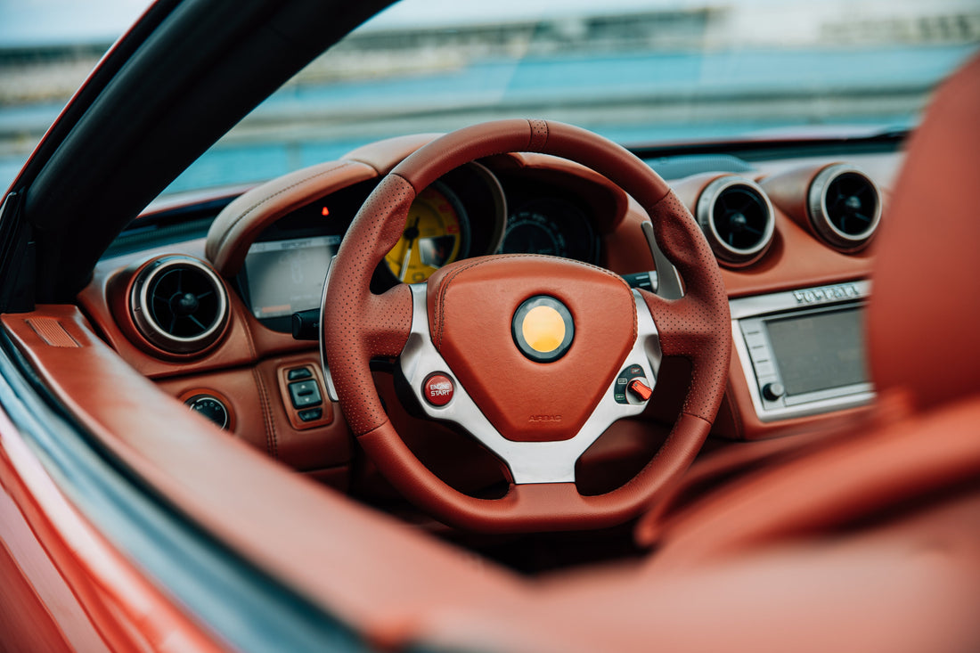 Auto-Innenraum mit Lenkrad und Armaturenbrett